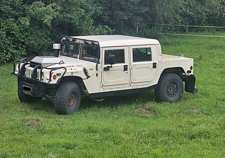Hummer H1 Zivilversion mit Überrollkäfig und Sportsitze