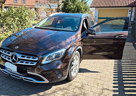 Mercedes-Benz GLA 180 - AHK -Navi -