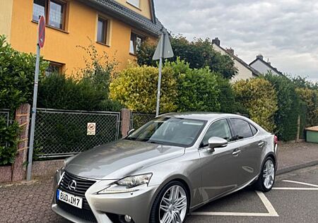 Lexus IS 300 2.5 300h Automatik -