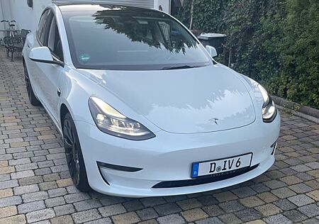 Tesla Model 3 Allradantrieb mit Dualmotor Performa...