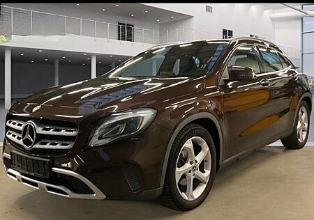 Mercedes-Benz GLA 220 CDI/Pano/Navi/AHK/Scheckheft