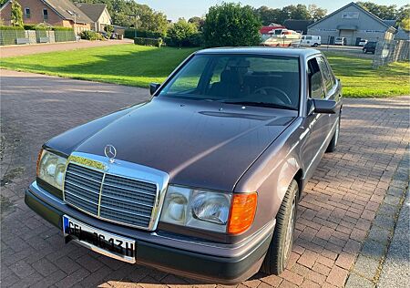 Mercedes-Benz E 230