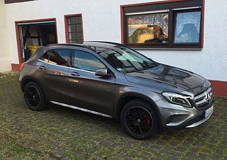 Mercedes-Benz GLA 200 d 4MATIC DCT Style Style ,AHK