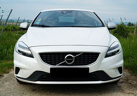 Volvo V40 D2 Momentum R Design 8fach bereift