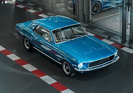Ford Mustang V8 Coupé Edelbrock Motor,