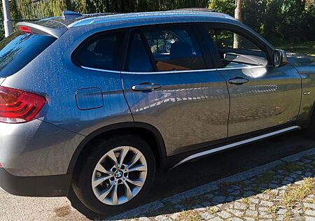 BMW X1 xDrive23d AUTOMATIK NAVI AHK XENON PANORAMA