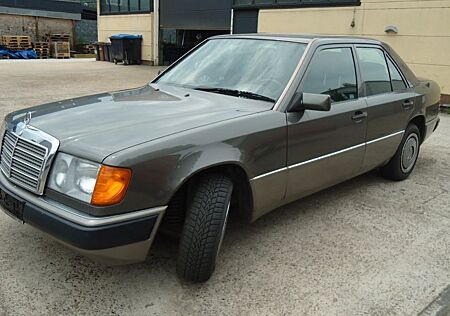 Mercedes-Benz E 230