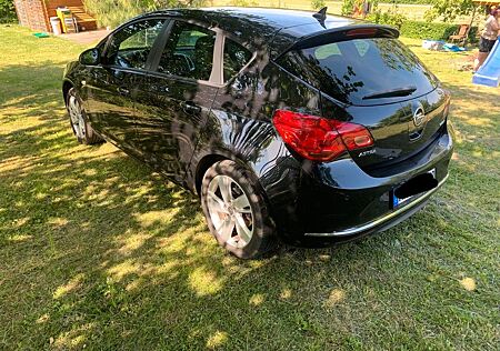 Opel Astra schwarz
