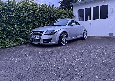 Audi TT Coupe 1.8T quattro 165 kW -