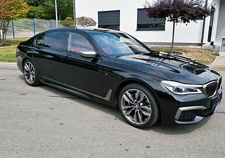 BMW M760Li - Schwarz / Fionarot