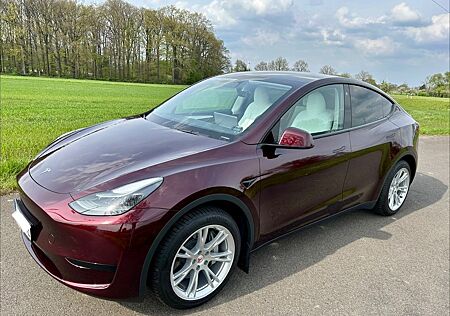 Tesla Model Y SR RWD Midnight Cherry Red Weiße Sitze