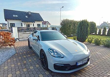 Porsche Panamera - -