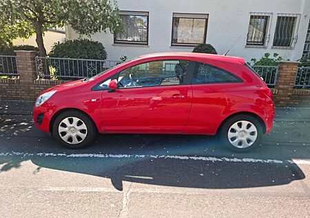 Opel Corsa D 1.4 mit integriertem Fahrradträger