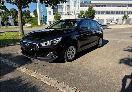 Hyundai i30 1.4 Pure, Scheckheftgepflegt, TÜV