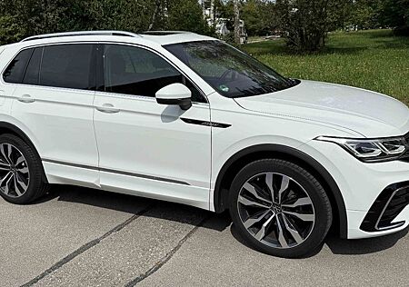 VW Tiguan Volkswagen R-Line 2.0 TDI 150 PS NAVI LED AHK PANO