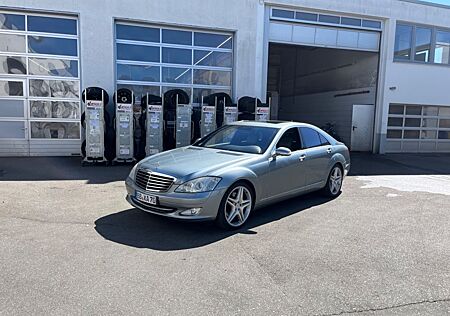 Mercedes-Benz S 500 -