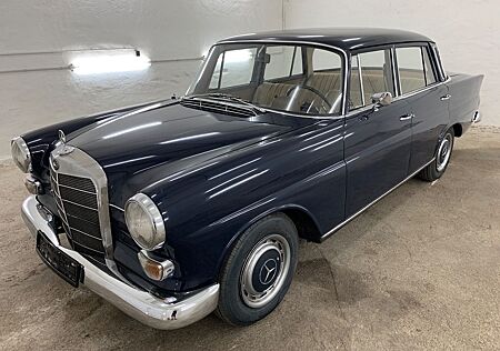 Mercedes-Benz 200 D 2.0 W110 Heckflosse