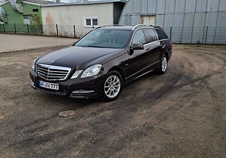 Mercedes-Benz E 250 BlueTEC AVANTGARDE Autom. AVA...