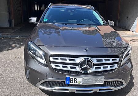 Mercedes-Benz GLA 180 DCT -