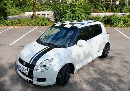 Suzuki Swift 1.3 Black and White Navi + Klima