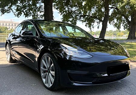 Tesla Model 3 Allradantrieb mit Dualmotor Performa...
