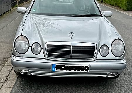 Mercedes-Benz 230 E rostfrei, Top Zustand Erbmasse TÜV neu