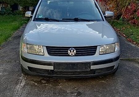 VW Passat Volkswagen 1.6 Basis