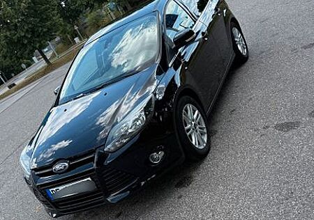 Ford Focus Titanium: Zahnriemen neu, TÜV neu