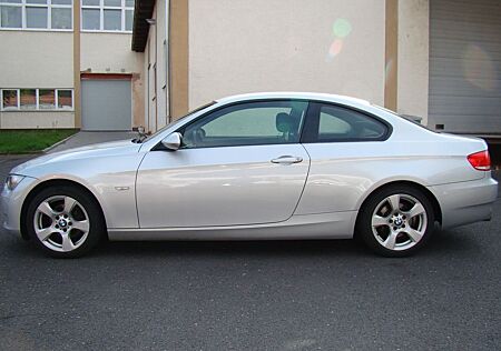 BMW 320i Coupe Scheckheftgepl. SHZ PDC Xenon 1.Hand!