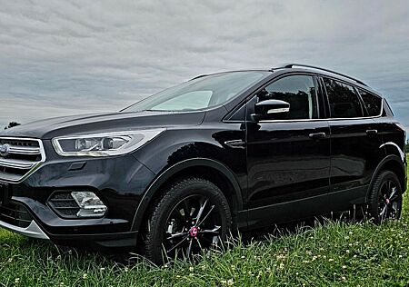 Ford Kuga 1,5 EcoBoost 4x2 110kW Titanium, Navi