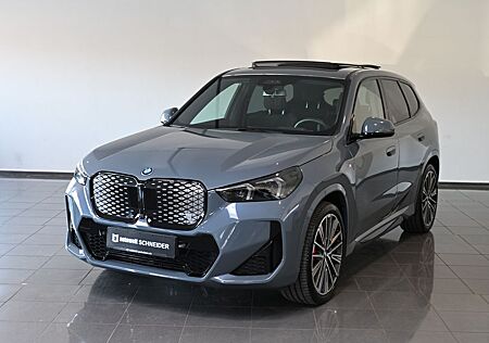 BMW iX1 30 xDrive M Sport Pro AHK Pano HUD H&K 20"
