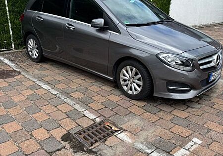Mercedes-Benz B 180 -