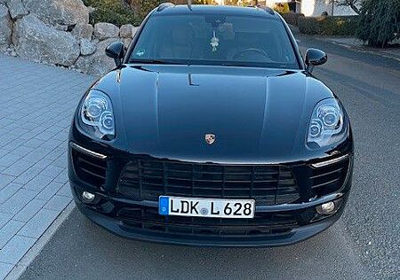 Porsche Macan - -