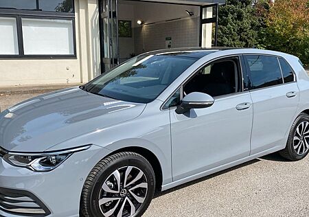 VW Golf Volkswagen VIII 1.5 eTSI DSG MATRIX PANO NAVI DAB
