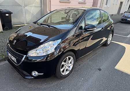 Peugeot 208 1.2l 82 Ps AhK Pano Navi Zahnriemen neu