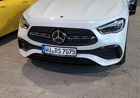 Mercedes-Benz GLA 200 DCT -AMG Line-Rückfahrkamera