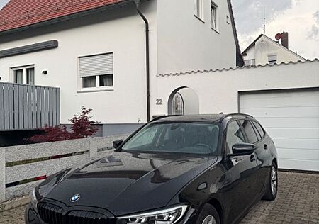 BMW 320d Touring Automatik * SCHECKHEFT*