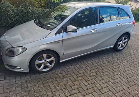 Mercedes-Benz B 180 -