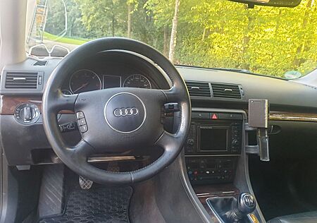 Audi A4 1.9 TDI XENON NAVI BOSE AHK LEDER SH SD 1HAND
