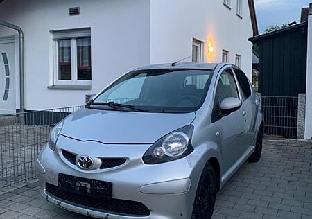 Toyota Aygo (X) Aygo (X) 1,0 TÜV 10/2026 / 5 Türer /