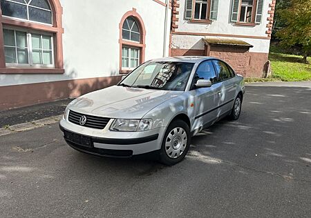 VW Passat Volkswagen 1.8 Comfortline B5 Limousine / Klima / HU NEU !