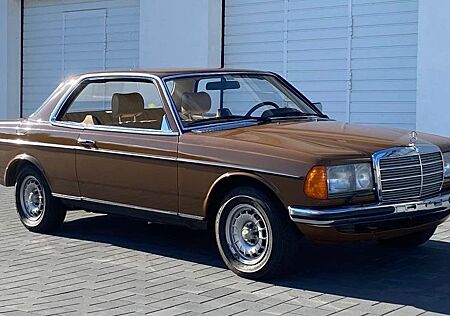 Mercedes-Benz 230 CE W123, Erstlack, 1.Hand, MB-Scheckheft