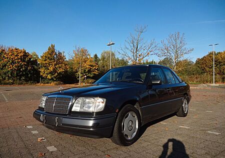 Mercedes-Benz E 200 Automatik 200E AHK Schiebedach blauschwarz