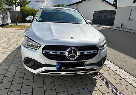 Mercedes-Benz GLA 180 d DCT -