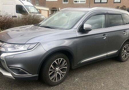 Mitsubishi Outlander 2.2 DI-D Diamant 4WD 7Sitz, AHK, Autom