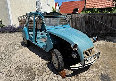 Citroën 2 CV teilrestauriert mit Extra Teilen