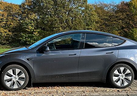 Tesla Model Y RWD/ AHK/Allwetter/Garantie 05/2027/LFP