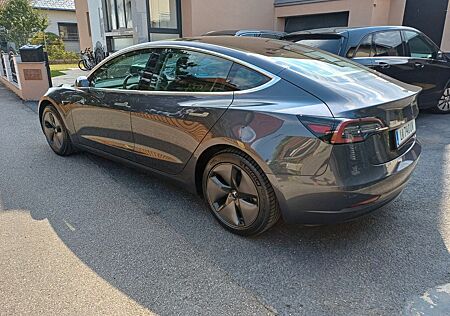 Tesla Model 3 Allradantrieb mit Dualmotor Performa...