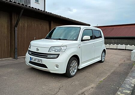 Daihatsu Materia 1.5 mit abm. AHK, elek. Parkuhr