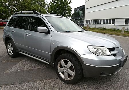 Mitsubishi Outlander 2.0 Invite 4WD, Klima